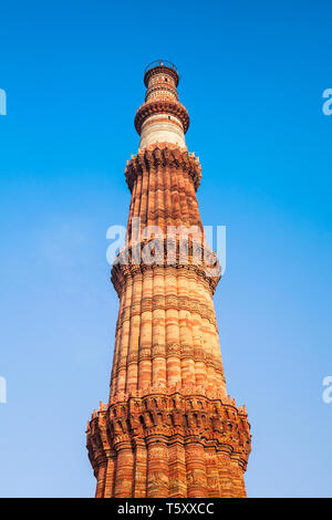 Ou Qutb Minar Qûtb Minâr ou Qutab est un minaret de 73 mètres de tour à Delhi, Inde Banque D'Images