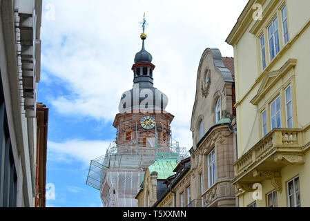 Avec l'horloge de la tour de l'église catholique appelée 'St.Anne' dans le cadre d'un ancien hôpital en centre-ville de Heidelberg en Allemagne, en construction Banque D'Images