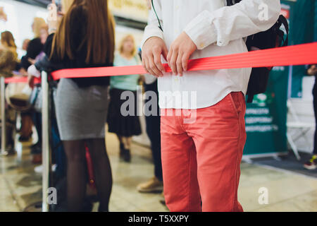 Photo floue de longue file d'attente des passagers à l'enregistrement au comptoir d'enregistrement de l'aéroport. Banque D'Images