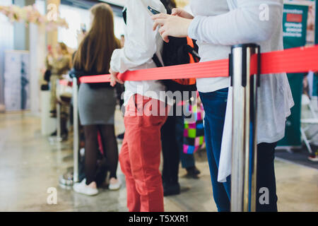 Photo floue de longue file d'attente des passagers à l'enregistrement au comptoir d'enregistrement de l'aéroport. Banque D'Images