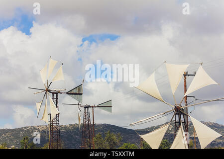 Ancien moulin à vent traditionnel authentique close up ciel bleu avec des nuages blancs. Banque D'Images