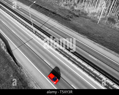 Vue aérienne de l'autoroute en ville. L'échange de wagons crossing passage supérieur. Échangeur routier à la circulation. Noir et blanc. Expressway. Jonctions de route. Location Banque D'Images