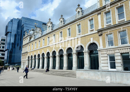 La terrasse de l'ancien marché aux poissons de Billingsgate maintenant renommé Old Billingsgate Market dans la ville de London, UK Banque D'Images