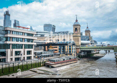 La station de transfert des déchets Quai Walbrook, Upper Thames Street, City of London, EC4, UK Banque D'Images