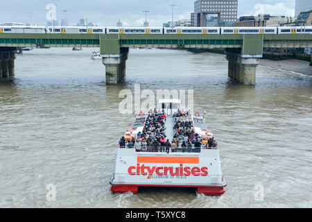 Le pont d'un bateau de plaisance Thames Cruises ville regorge de passagers Banque D'Images