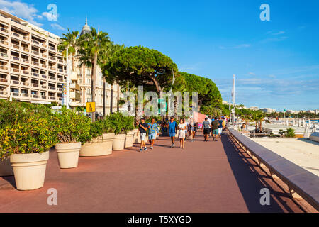 CANNES, FRANCE - 24 septembre 2018 : Promenade de la Croisette ou du Boulevard de la Croisette est un éminent Road dans la ville de Cannes en France Banque D'Images