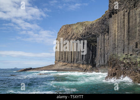 Les colonnes de basalte à la Grotte de Fingal, sur l'île de Staffa dans les Hébrides intérieures, Argyll and Bute, Ecosse, Royaume-Uni Banque D'Images