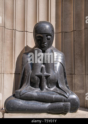 Une sculpture art déco dans le basalte noir intitulé "nuit" sur la Mersey Tunnel George's Dock Station de contrôle et de ventilation, Pier Head, Liverpool Banque D'Images