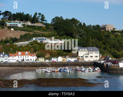 Les bateaux de pêche amarré jusqu'à Rozel Bay Harbour sur l'île de Jersey, Îles britanniques, Royaume-Uni. Banque D'Images