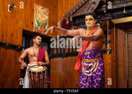 COCHIN, INDE - Le 14 mars 2012 : spectacle de danse Kathakali à Cochin centre culturel de l'Inde. Kathakali est l'une des principales formes de danse classique indienne. Banque D'Images