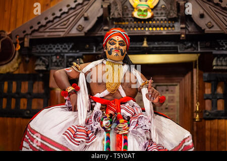 COCHIN, INDE - Le 14 mars 2012 : spectacle de danse Kathakali à Cochin centre culturel de l'Inde. Kathakali est l'une des principales formes de danse classique indienne. Banque D'Images