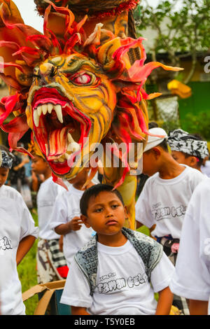 UBUD, BALI - Mars 04, 2011 : statues ogoh Ogoh-Ngrupuk à la parade à l'île de Bali en Indonésie Banque D'Images