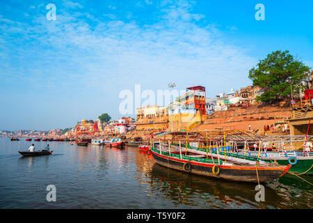 VARANASI, INDE - 12 avril 2012 : bateaux colorés et banque du Gange à Varanasi ville en Inde Banque D'Images