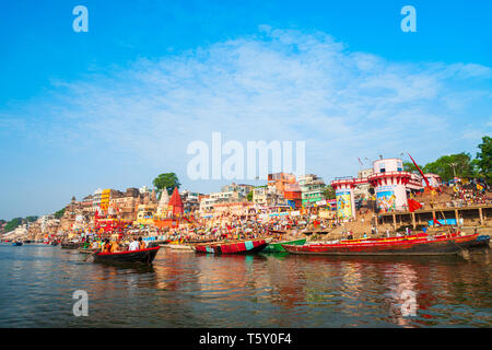 VARANASI, INDE - 12 avril 2012 : bateaux colorés et banque du Gange à Varanasi ville en Inde Banque D'Images