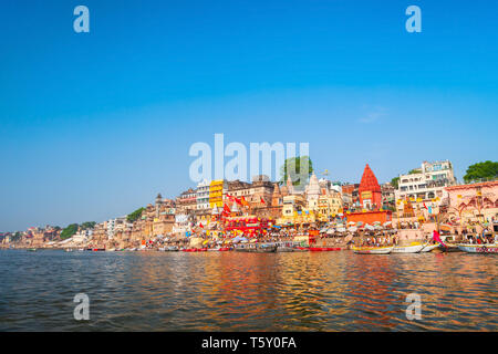 VARANASI, INDE - 12 avril 2012 : bateaux colorés et banque du Gange à Varanasi ville en Inde Banque D'Images