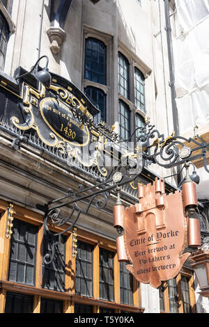 15e siècle Cittie de Yorke enseigne de pub, High Holborn, Holborn, London Borough of Camden, Greater London, Angleterre, Royaume-Uni Banque D'Images