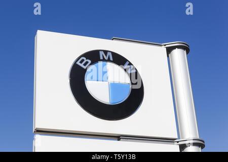 Arles, France - le 4 juillet 2018 : BMW logo sur un poteau. BMW est une automobile de luxe allemande, moto et moteur manufacturing company fondée en 1916 Banque D'Images
