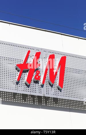 Randers, Danemark - 5 mai 2018 : H & M logo sur une façade. H & M est une multinationale suédoise de vêtements au détail Banque D'Images