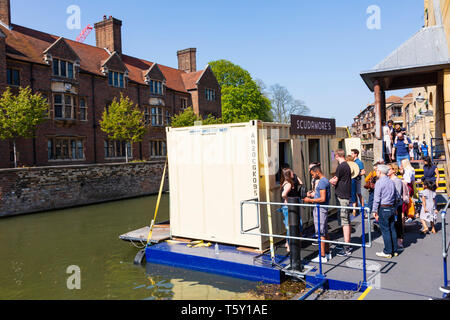 File d'attente pour les touristes des billets pour plates à Scudamores Quay sur la rivière Cam, ville universitaire de Cambridge, Cambridgeshire, Angleterre Banque D'Images