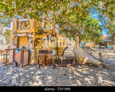 Gorée, Sénégal- 2 février 2019 : escalier menant à une ruine-béton-kiosque en plein air sur la place principale de l'île de Gorée. Gorée. Dakar, Sénégal. Banque D'Images