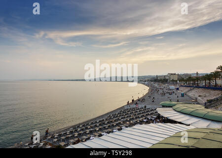 Vue panoramique sur la côte de la mer de Nice, France. Vue en soirée Banque D'Images