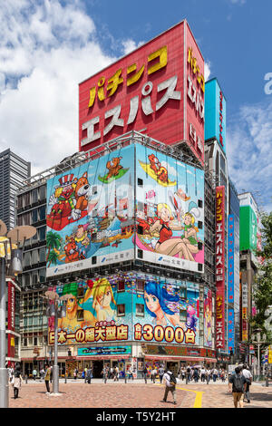 Anime-style des panneaux publicitaires et E-Space Pachinko Nittaku signe sur building, Shinjuku, Tokyo, Japon Banque D'Images