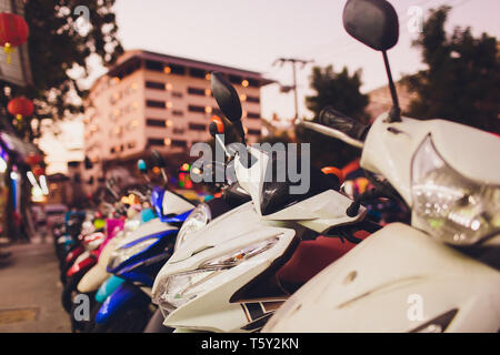 Motos, scooters moto garée en ligne dans la rue. Close up de la roue. Banque D'Images