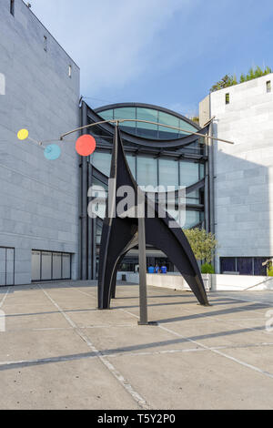 NICE, FRANCE - 06 juillet, 2015 : Art installation et façade de musée d'Art Moderne et Contemporain (MAMAC), culturel et touristique important jalon dans N Banque D'Images