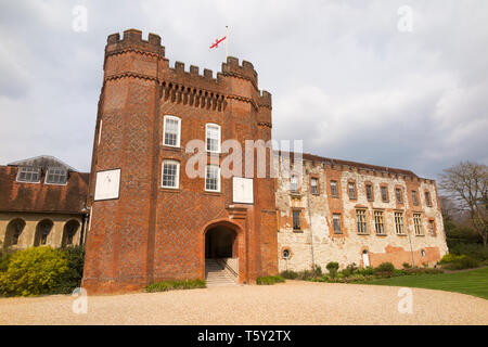 Le Bishop's Palace tour de château de Farnham, battant pavillon de St George sur une journée ensoleillée. Castle Hill, Farnham. Surrey, UK (108) Banque D'Images