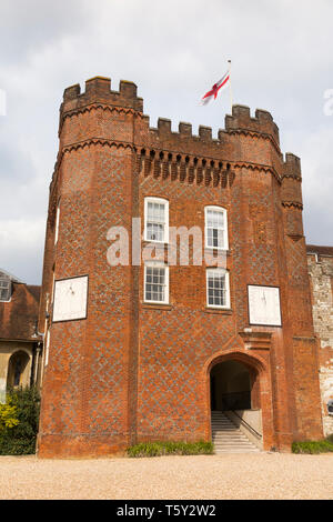 Le Bishop's Palace tour de château de Farnham, battant pavillon de St George sur une journée ensoleillée. Castle Hill, Farnham. Surrey, UK (108) Banque D'Images