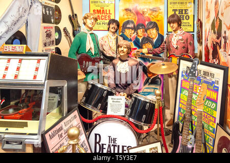 Les Beatles 60's Rock & Roll s'affichent dans le musée du jouet, le château de Mountfitchet, Colchester, Essex, Angleterre, Royaume-Uni Banque D'Images