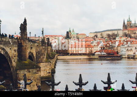 Une photo de la vieille ville de Prague, près de pont Charles. Banque D'Images