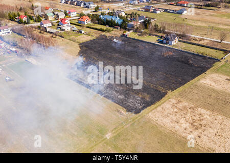 Les incendies de forêt et de steppe sèche complètement détruire les champs et les steppes au cours d'une grave sécheresse. Apporte des catastrophes les dommages infligés à la nature ordinaire et de l'économie de Banque D'Images