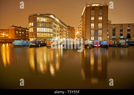 L'exposition photo de nuit longue de bassin Battlebridge sur Regent's Canal, Londres, par des réflexions de narrowboats et bâtiments illuminés dans l'eau Banque D'Images