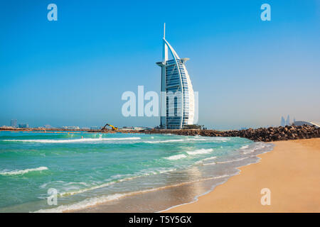 Dubaï, Émirats arabes unis - février 27, 2019 : l'hôtel de luxe Burj Al Arab et la plage publique de Jumeirah à Dubaï aux Émirats Banque D'Images