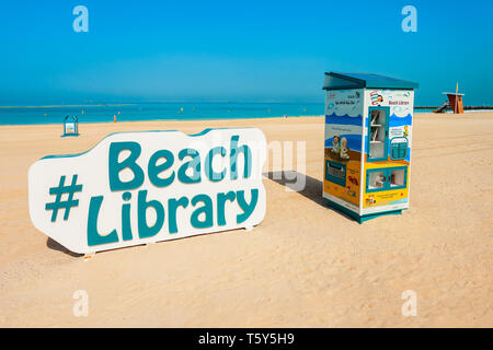 Dubaï, Émirats arabes unis - février 27, 2019 : bibliothèque de plage à la plage de Kite dans la ville de Dubaï aux Émirats Banque D'Images