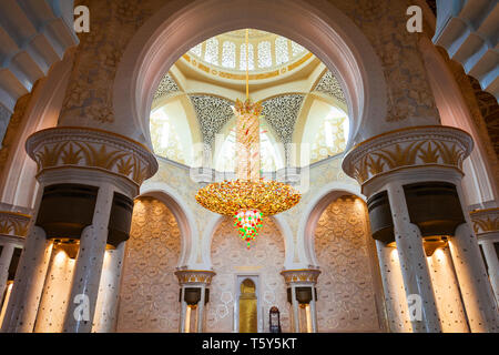 ABU DHABI, UAE - février 28, 2019 : 20121312 dans la salle de prière de la Grande Mosquée de Sheikh Zayed, la plus grande mosquée des ÉMIRATS ARABES UNIS, à Abu Dhabi Banque D'Images