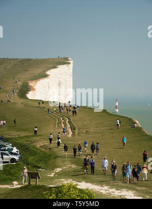 Les gens marcher sur le sentier populaire sur le South downs way entre les sept soeurs des falaises de craie et d'urrugne East Sussex England UK Banque D'Images