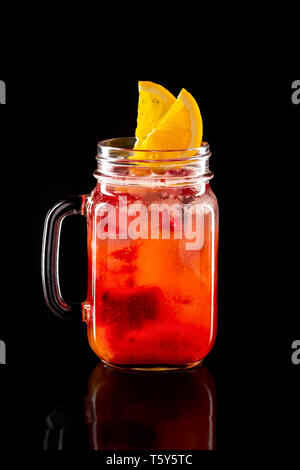 Fruit Lemonade froid en pot Mason isolated on black Banque D'Images