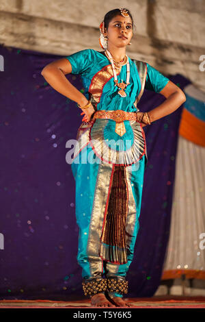 HAMPI, INDE - Le 20 février 2012 Artiste non identifié : l'exécution de danse traditionnelle indienne à Hampi en Inde au festival Holi Banque D'Images