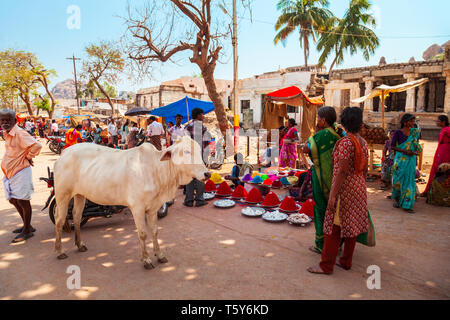 HAMPI, INDE - 21 février 2012 : les couleurs d'Holi en poudre sur le marché local en Inde Banque D'Images