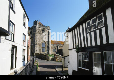 St Clements clocher de l'église dans la vieille ville de Hastings, East Sussex, Royaume-Uni de Hill Street, avec de vieilles maisons en premier plan Banque D'Images