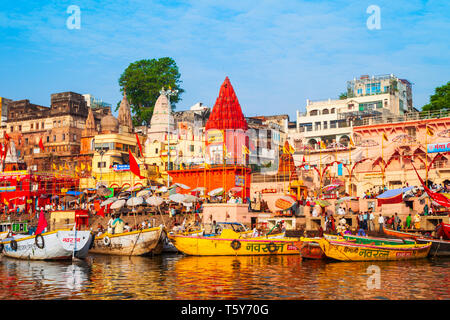 VARANASI, INDE - 12 avril 2012 : bateaux colorés et banque du Gange à Varanasi ville en Inde Banque D'Images