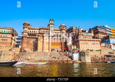 VARANASI, INDE - 12 avril 2012 : bateaux colorés et banque du Gange à Varanasi ville en Inde Banque D'Images