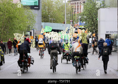 Waterloo Bridge, London, UK. 27 avril, 2019. Rébellion d'extinction en vélo sous Waterloo Bridge. Le trajet est d'attirer l'attention sur le déclin de la population d'abeilles. Penelope Barritt/Alamy Live News Banque D'Images