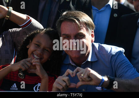 DF - Brasilia - 04/27/2019 - Bolsonaro ressemble à Yasmin - Bolsonaro Jaïr, Président de la République, accompagné de Yasmin Alves ce samedi 27 avril, lors d'une visite à Yasmin Alves à son domicile de la ville satellite de structure. Photo : Mateus Bonomi / AGIF Banque D'Images