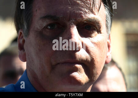 Brasilia - 04/27/2019 - Bolsonaro ressemble à Yasmin - Bolsonaro Jaïr, Président de la République, ce samedi 27 avril, lors d'une visite à Yasmin Alves à son domicile de la ville satellite de structure. Photo : Mateus Bonomi / AGIF Banque D'Images