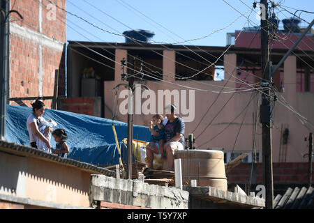 DF - Brasilia - 04/27/2019 - Bolsonaro ressemble à Yasmin - Bolsonaro Jaïr, Président de la République, qui a eu lieu ce samedi 27 avril, une visite à Yasmin Alves à son domicile de la ville satellite de structure. Photo : Mateus Bonomi / AGIF Banque D'Images