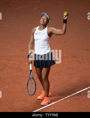 Stuttgart, Allemagne. Apr 26, 2019. Tennis : WTA-Tour - Grand Prix Porsche Stuttgart, des célibataires, des femmes, des quarts de finale, Osaka (Japon) - Vekic (Croatie). Naomi Osaka est de répondre. Credit : Marijan Murat/dpa/Alamy Live News Banque D'Images