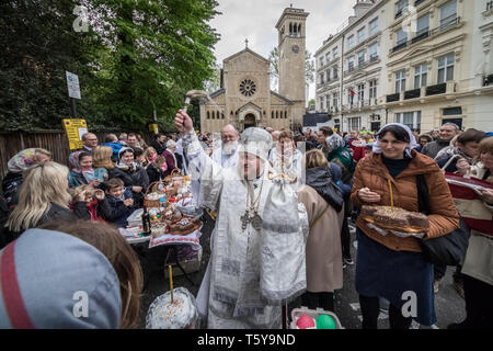 Londres, Royaume-Uni. 27 avril, 2019. British russes et d'autres chrétiens orthodoxes de l'est de recueillir à l'extérieur de l'église russe à Knightsbridge sur grand samedi avec leurs paniers de Pâques (Easter) contenant les œufs décorés et des gâteaux pour recevoir les bénédictions de l'eau bénite par l'Évêque Matthieu de Sourozh. Crédit : Guy Josse/Alamy Live News Banque D'Images